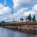 242 517 Hectorrail mit Locomore-Zug in Berlin