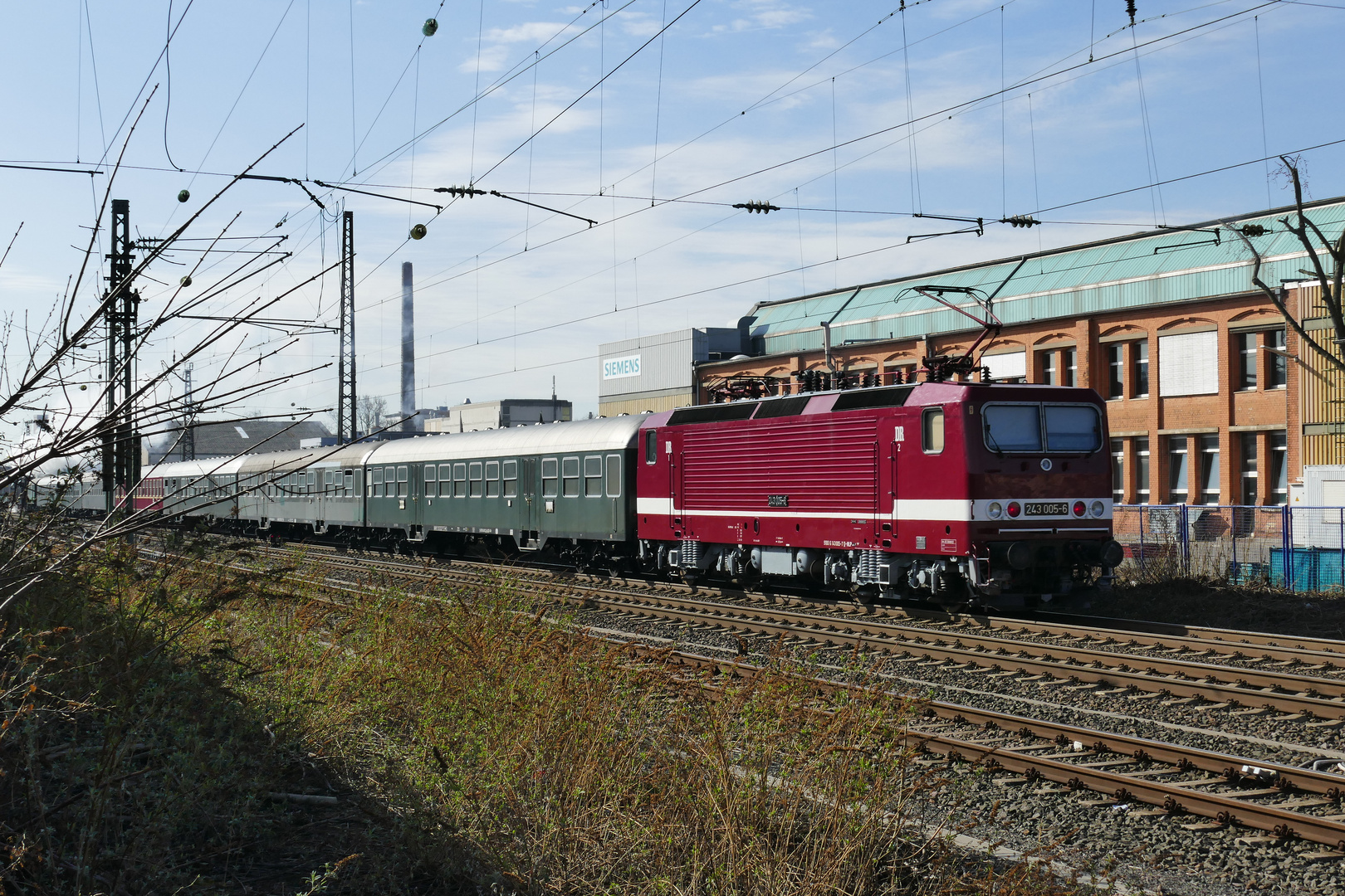 243 005 schiebt den Dampflokzug