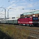 243 005 schiebt den Dampflokzug