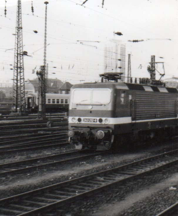 243 212-8 in Leipzig, 1988 bei einer Klassenreise nach Berlin aus dem fahrenden Zug geschossen