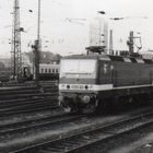 243 212-8 in Leipzig, 1988 bei einer Klassenreise nach Berlin aus dem fahrenden Zug geschossen