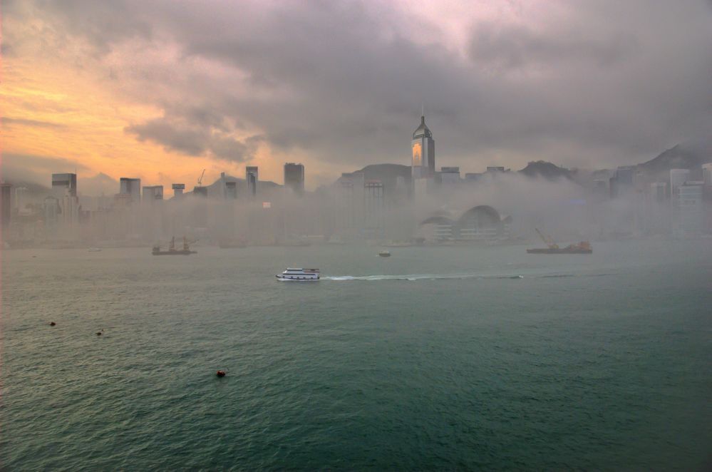 Hong Kong in Nebel von Antonio Spiller