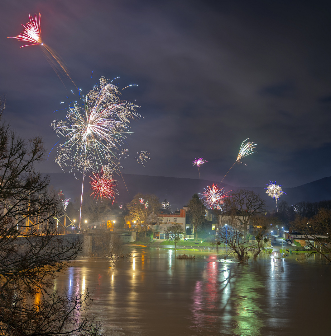 2463UZ Sylvester - Feuerwerk an der Weserbrücke Rinteln