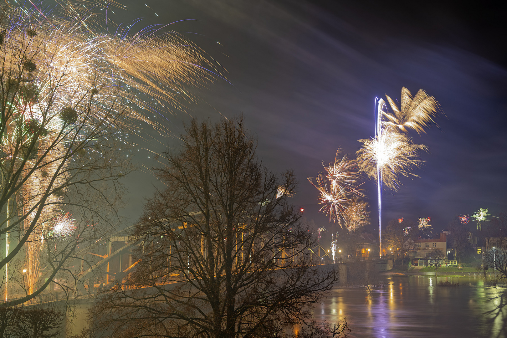 2467UZ Sylvester - Feuerwerk an der Weserbrücke Rinteln