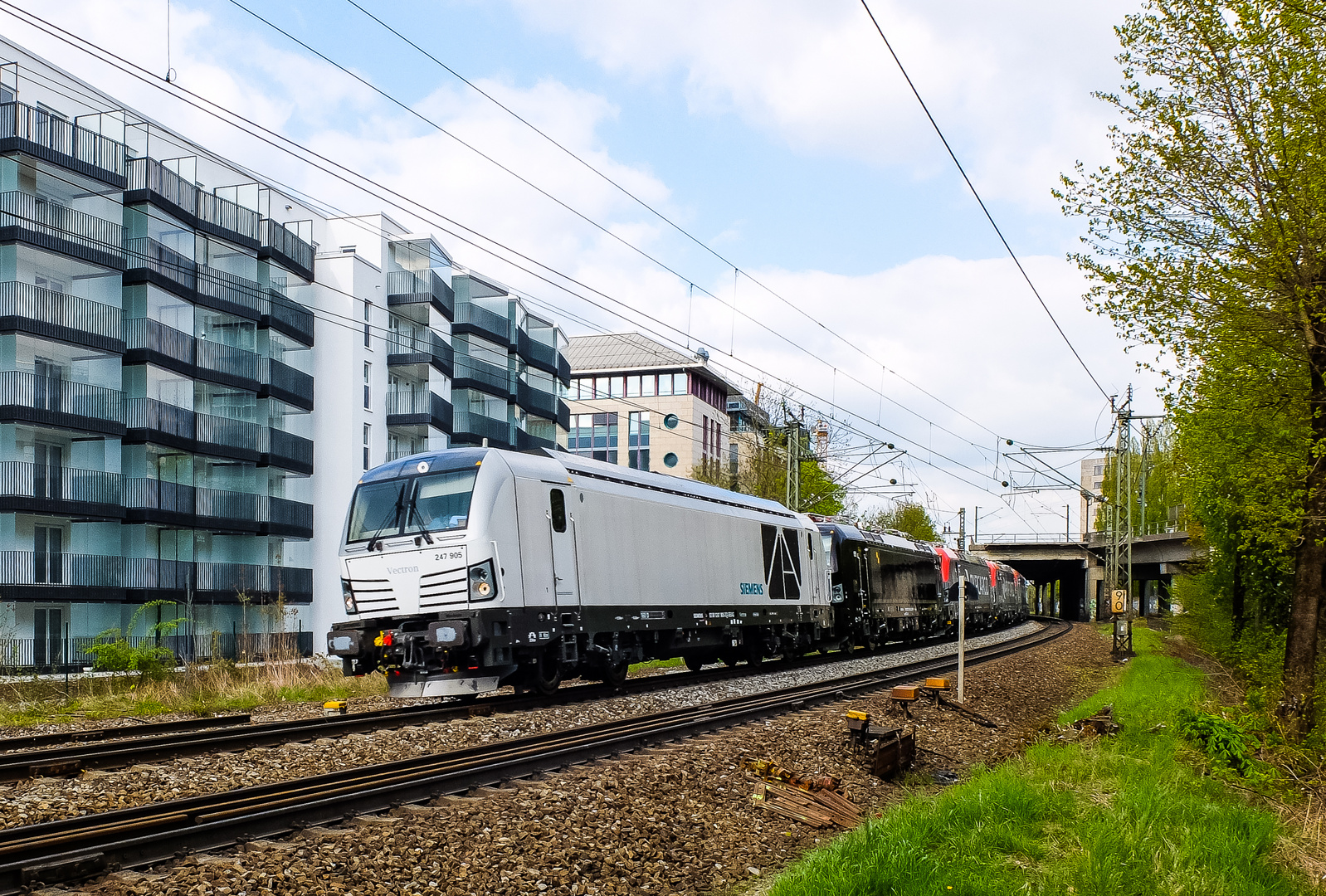 247 905 mit Lokzug