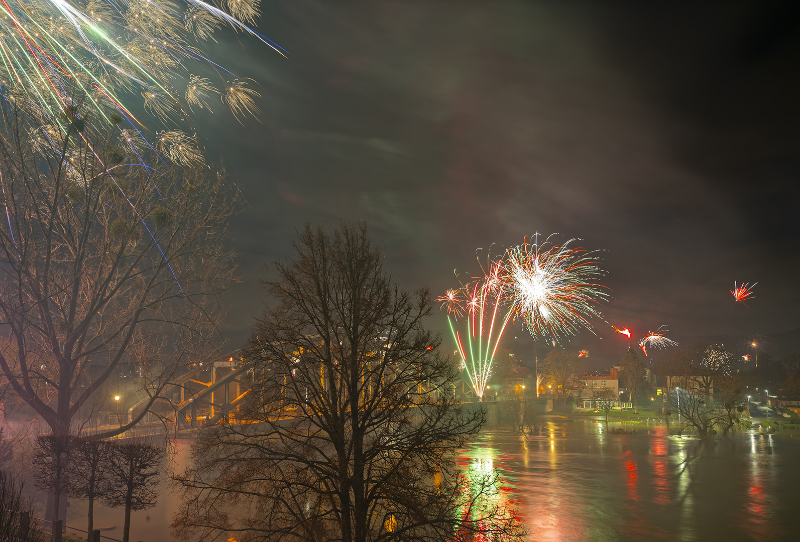 2471UZ Sylvester - Feuerwerk an der Weserbrücke Rinteln