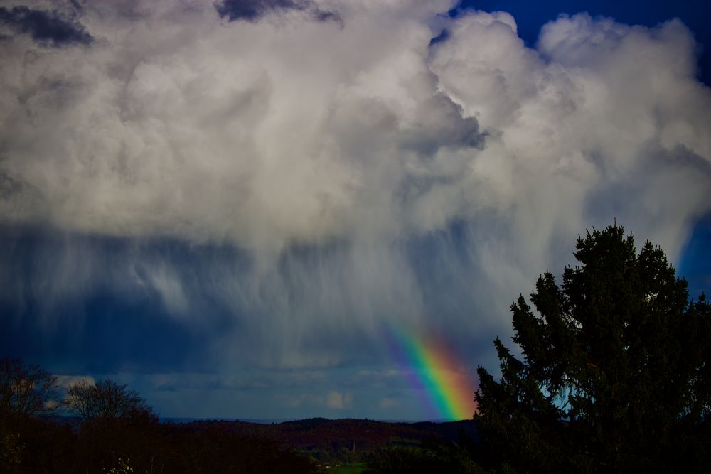 Ausblick mit Regenbogen und Wolkenregen von Foto Jan