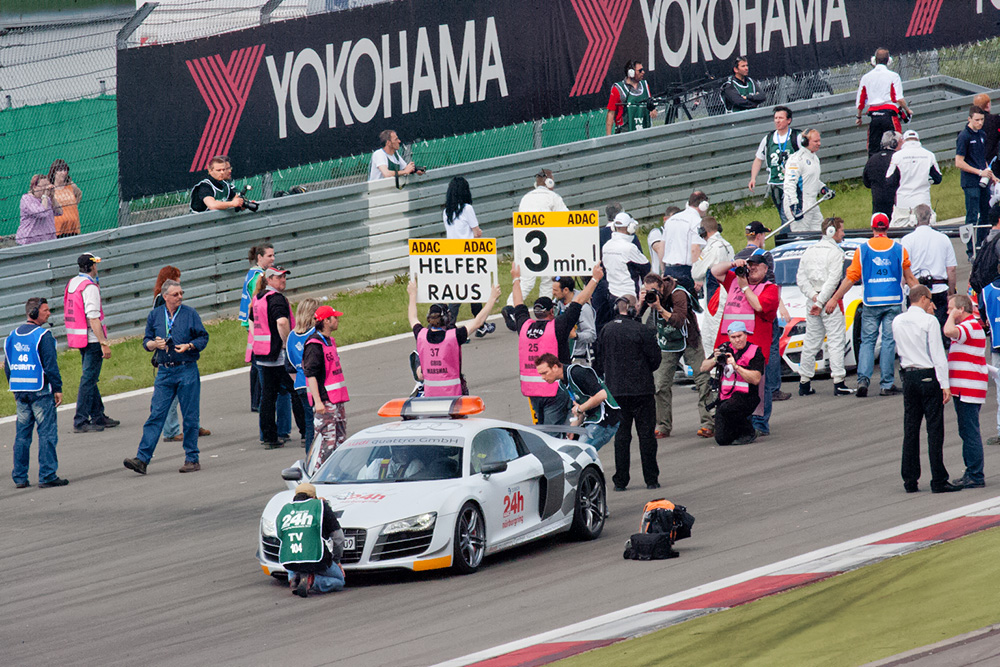 24H/Nürburgring, Helfer raus......