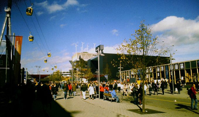25 Jahre Expo 2000 . Blick auf das Expogelände mit Gondelbahn und Pavillon der Niederlande