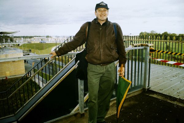 25 Jahre Expo 2000 - Ein gutgelaunter Besucher auf dem Pavillon der Niederlande
