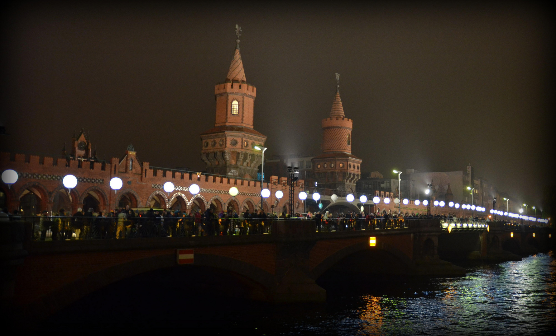 25 Jahre Mauerfall -Lichterkette auf ehemaligen Grenzübergang der Oberbaumbrücke-