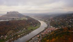 25 Kesselwagen schlängeln sich an der Elbe entlang