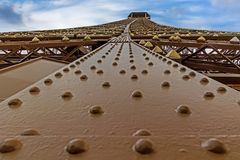 2,5 Millionen Nieten halten den Eiffelturm zusammen, Paris