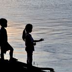 25 niños de pesca en el atardecer