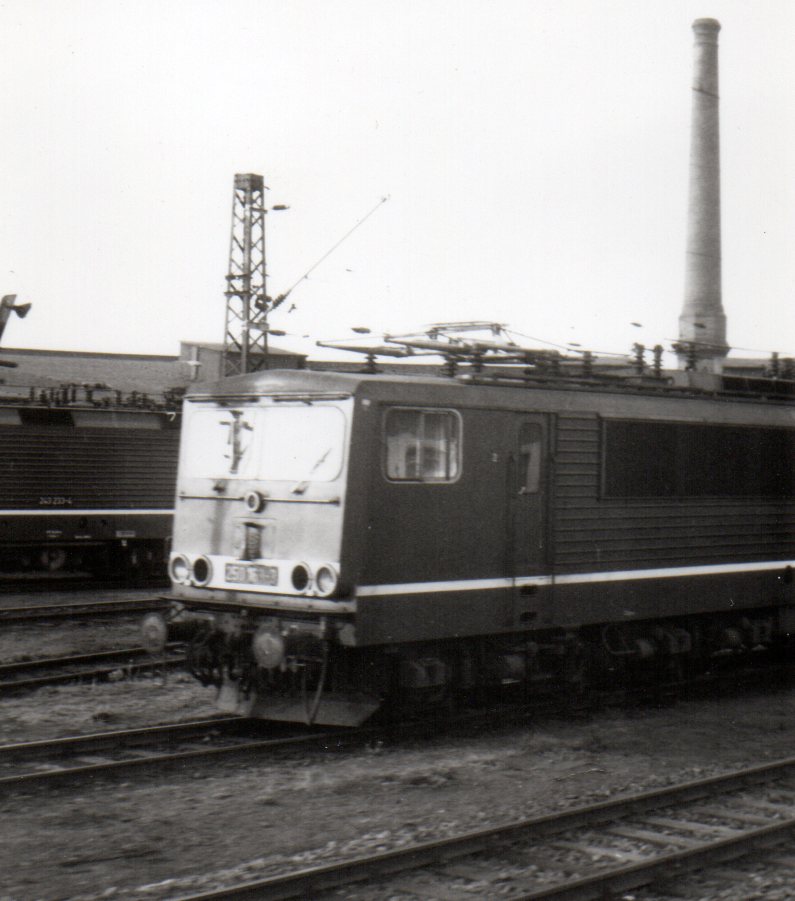 250 163 wenn ichs recht erkenne in Leipzig 1988 aus den Zug heraus geschossen