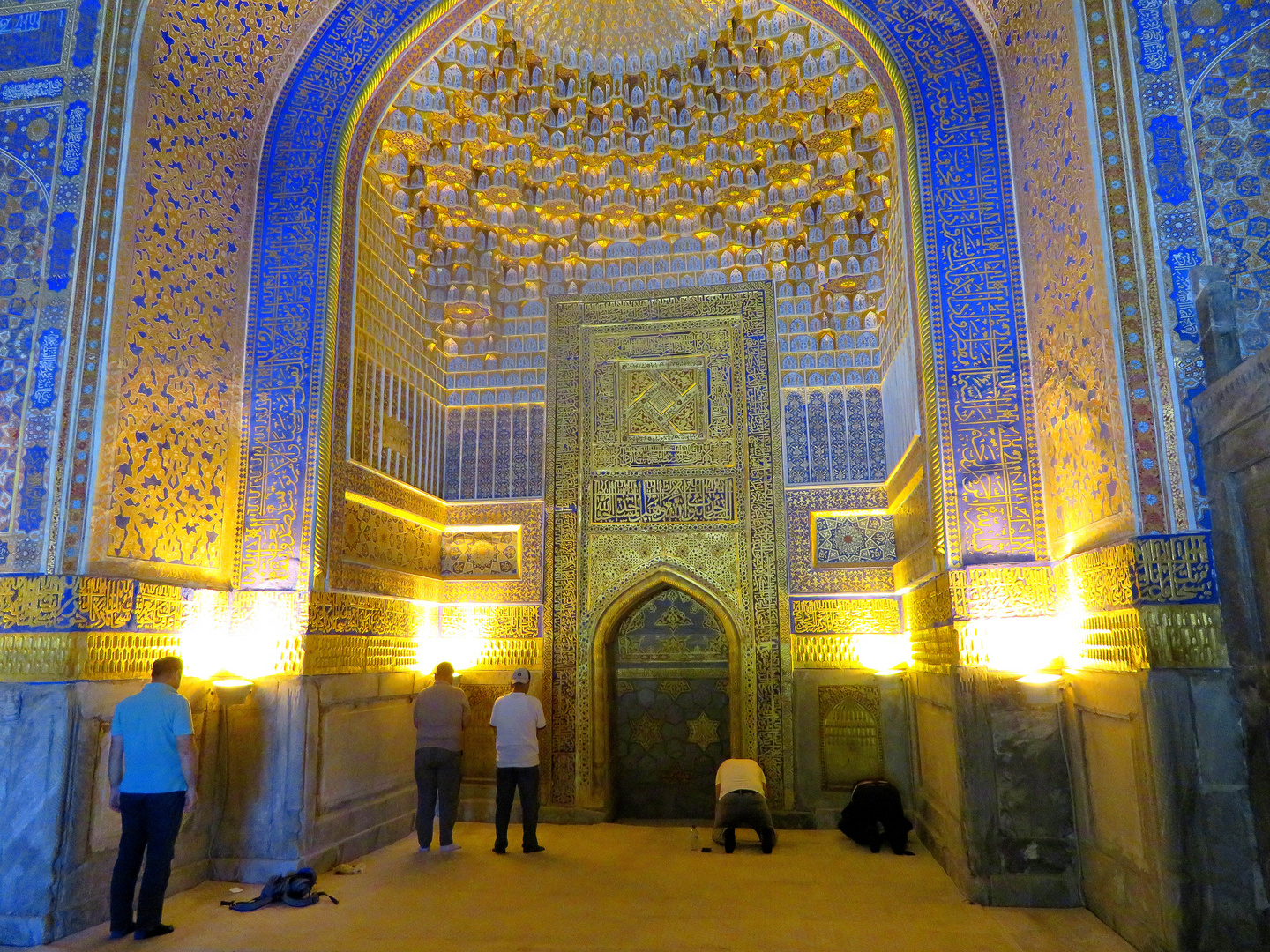 2500 km Samarkand Bibi Chanum Moschee Innenraum   Bild 4