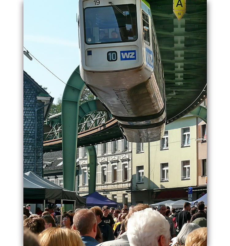 250,000ende trödeln jeweils am letzten Sonntag im September dieses Jahres unter der Schwebebahn 02