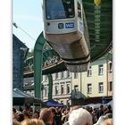 250,000ende trödeln jeweils am letzten Sonntag im September dieses Jahres unter der Schwebebahn 02