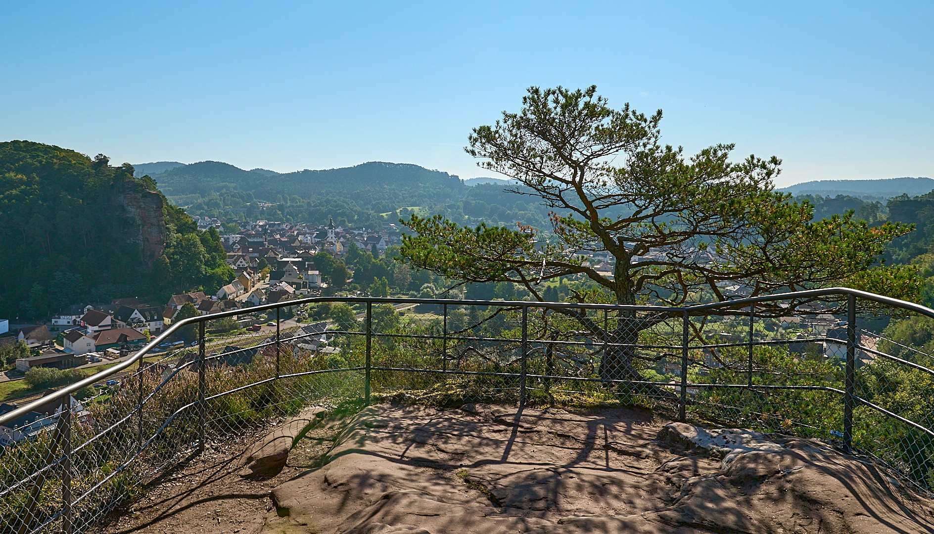 25.09.2021 kurz nach 10 Uhr auf dem Sängerfelsen in Dahn bei Gegenlicht und leicht dunstig war es...