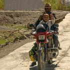 251 - Between Shigatse and Gyantse (Tibet) - Agricultural Workers