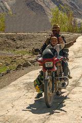 251 - Between Shigatse and Gyantse (Tibet) - Agricultural Workers