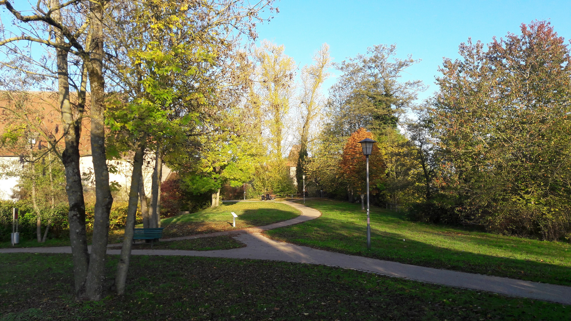 25.10.2019 Schleichweg außen an der Stadtmauer entlang in die Innenstadt von Dinkelsbühl 