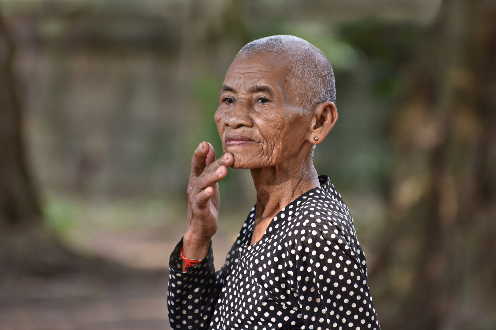 2520a old Khmer lady 03 a