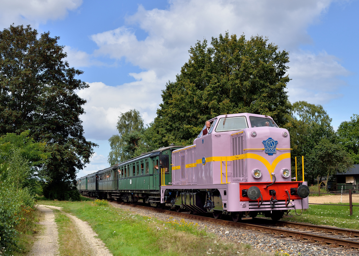 2530 der NS am 08.09.19 bei Terrug naar Toen in Beekbergen