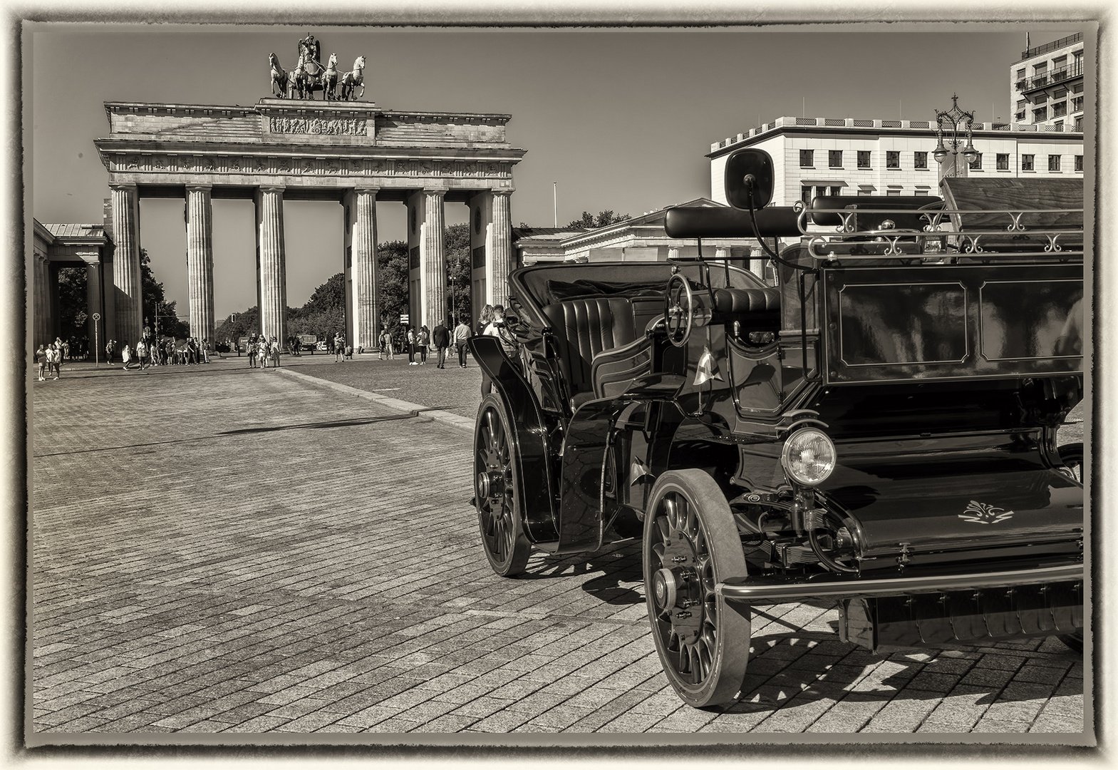 2570TZ Berlin vor dem Brandenburger Tor mit historischem Fahrzeug sw