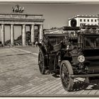 2570TZ Berlin vor dem Brandenburger Tor mit historischem Fahrzeug sw