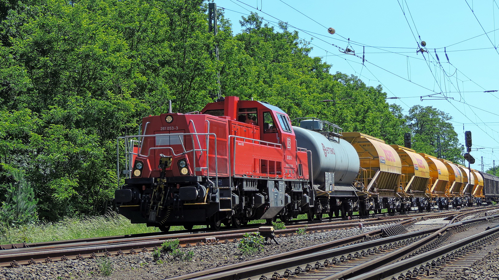 261 053-3 mit einem gem. Güterzug