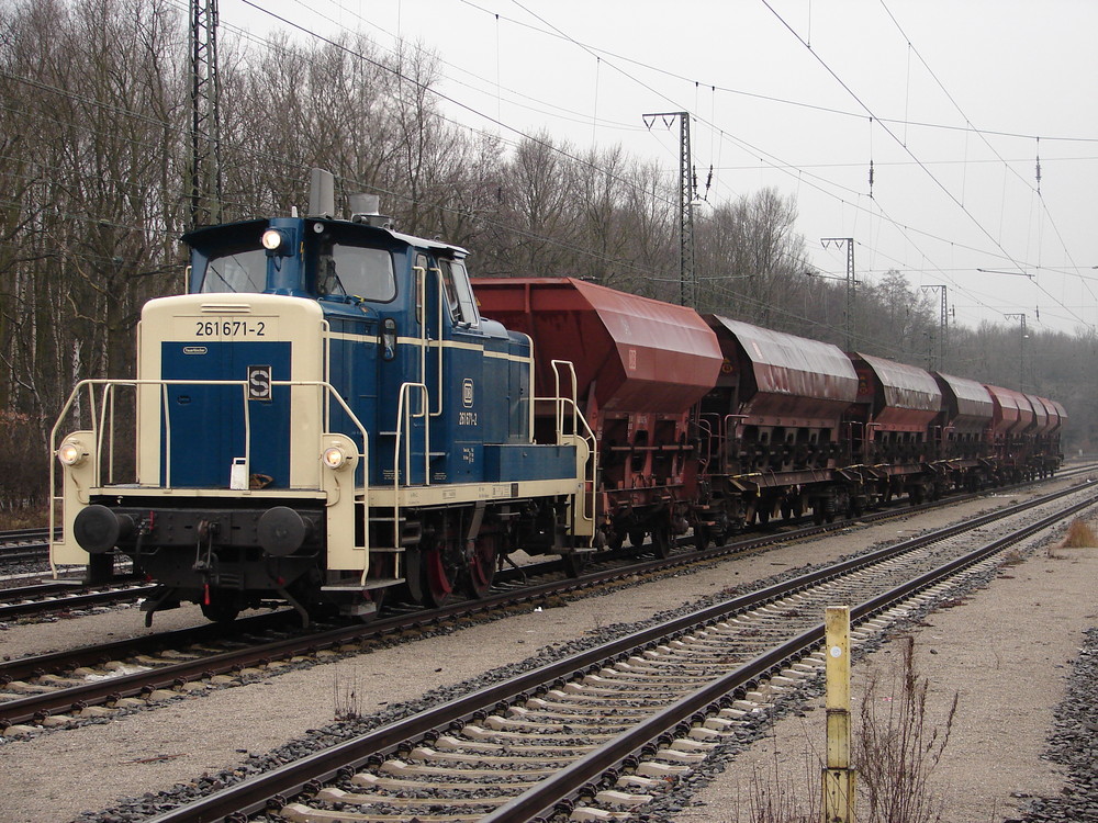 261 672-2 vor einem Fc Zug Beladen mit Schotter