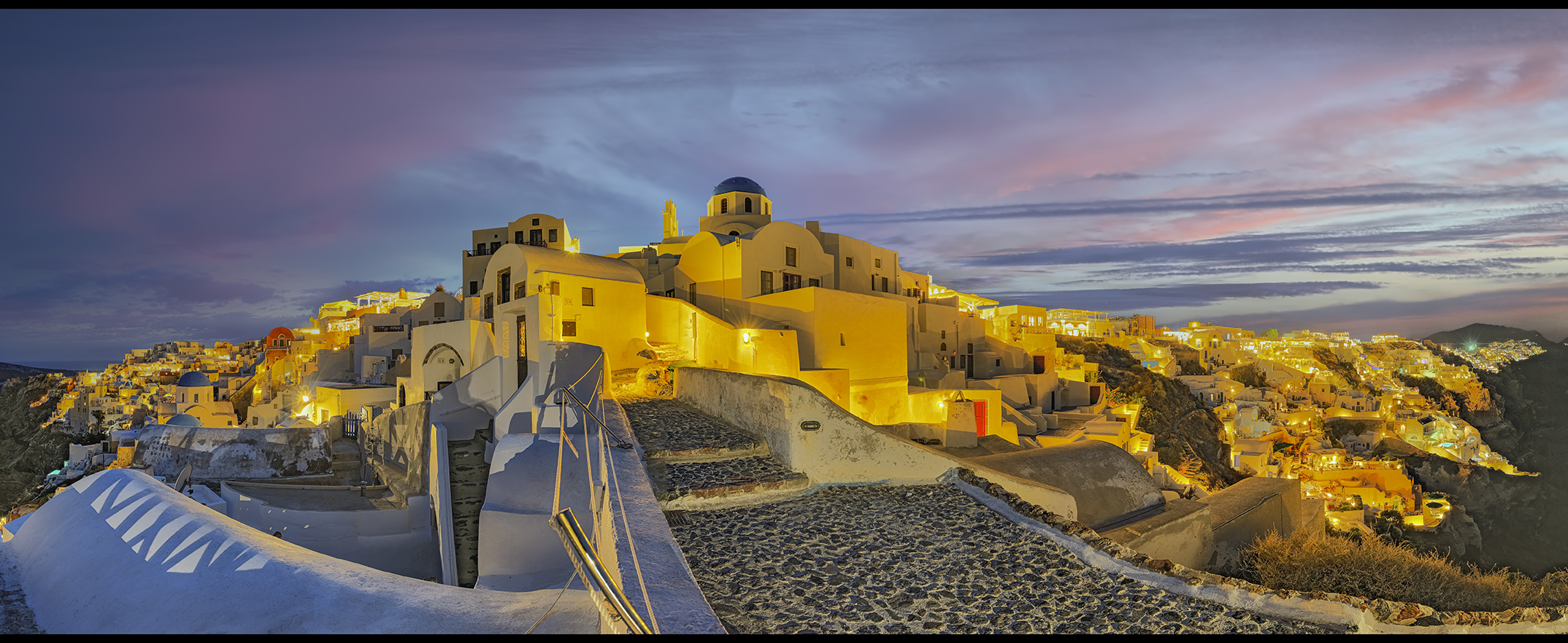 2634N-2709N Panorama Santorin Oia beleuchtet Abendstimmung