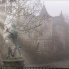 2687SC Schloss Bückeburg im Nebel mit Figur von De Vries mit Sonne