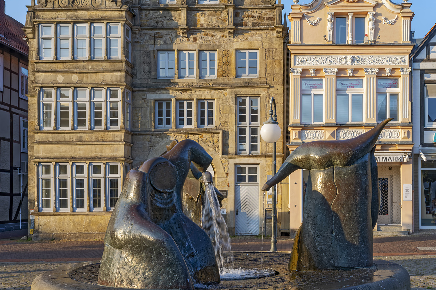 2692TZ historische Gebäude Marktplatz Stadthagen mit Brunnen