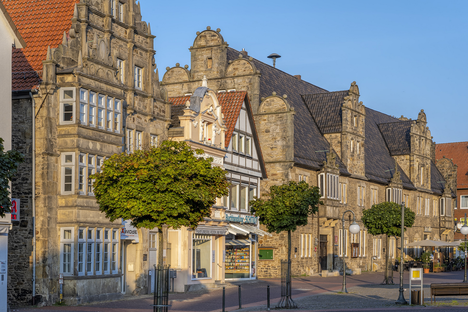 2699TZ historische Gebäude Marktplatz Stadthagen mit Ratskeller