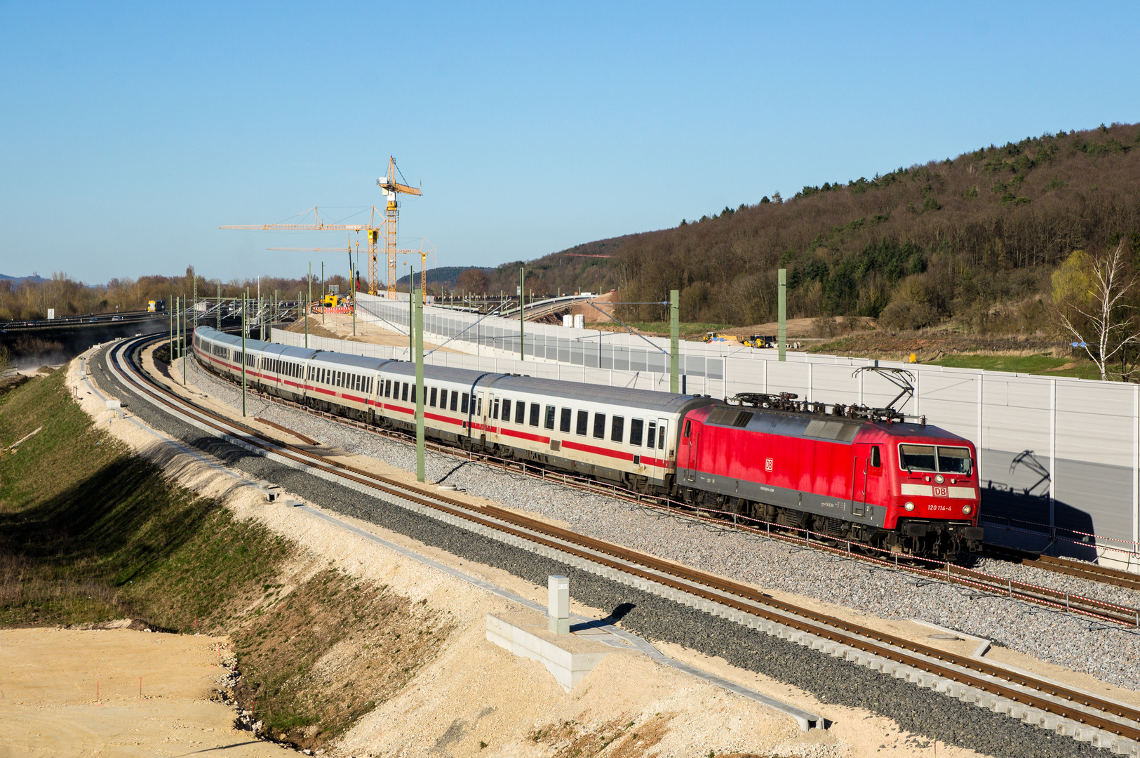 27.03.17 120 114  mit IC in Breitengüßbach am Überführungsbauwerk