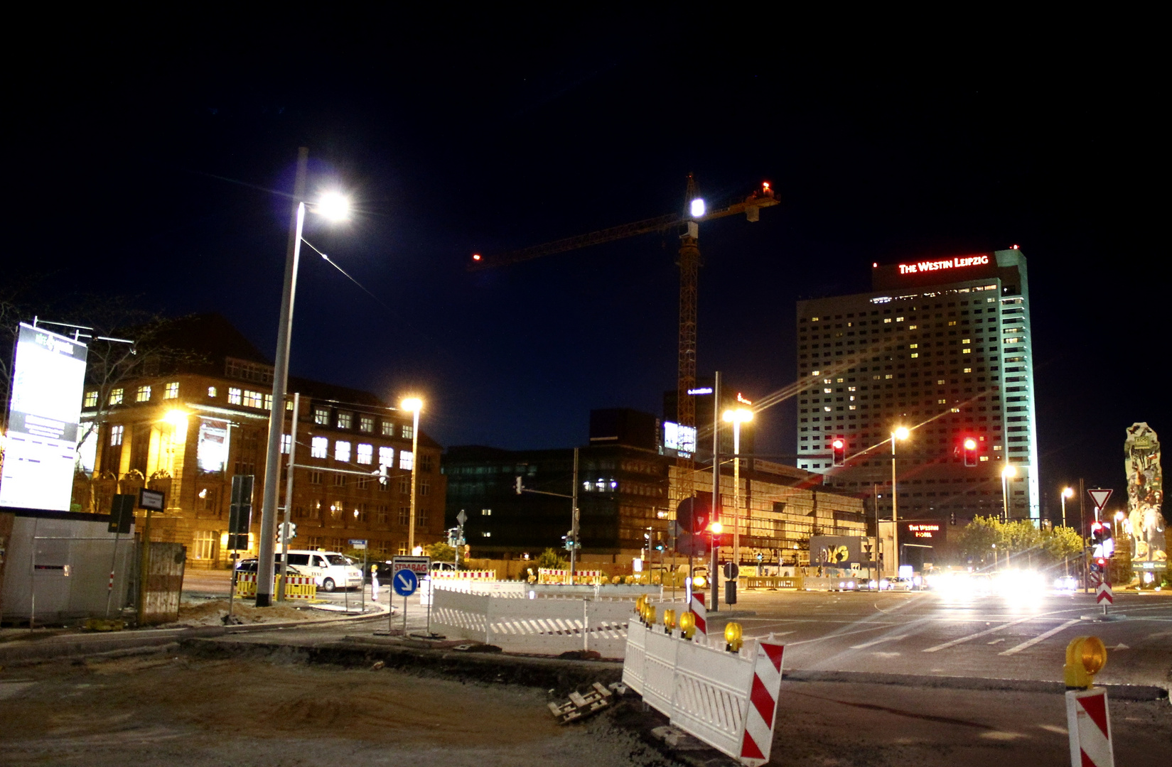 28.04.2012 Leipzig City - Westin Hotel sowie das Riesen-Graffiti "ORG" bei Nacht