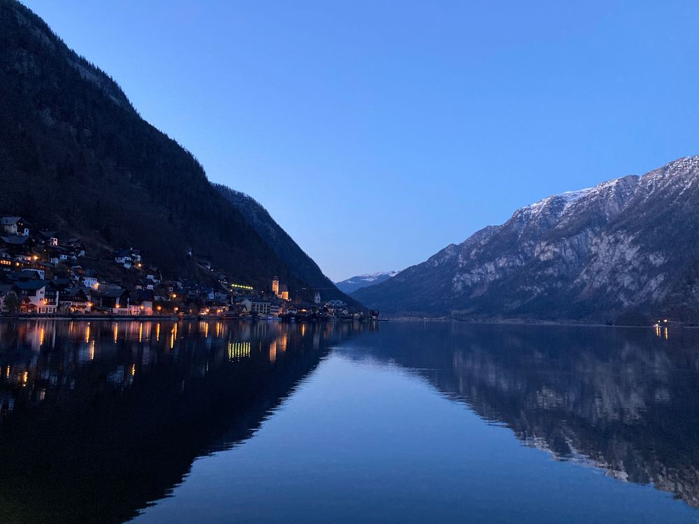 Hallstätter See - Einheit von Wasser, Himmel und Bergen von Marina Baranova