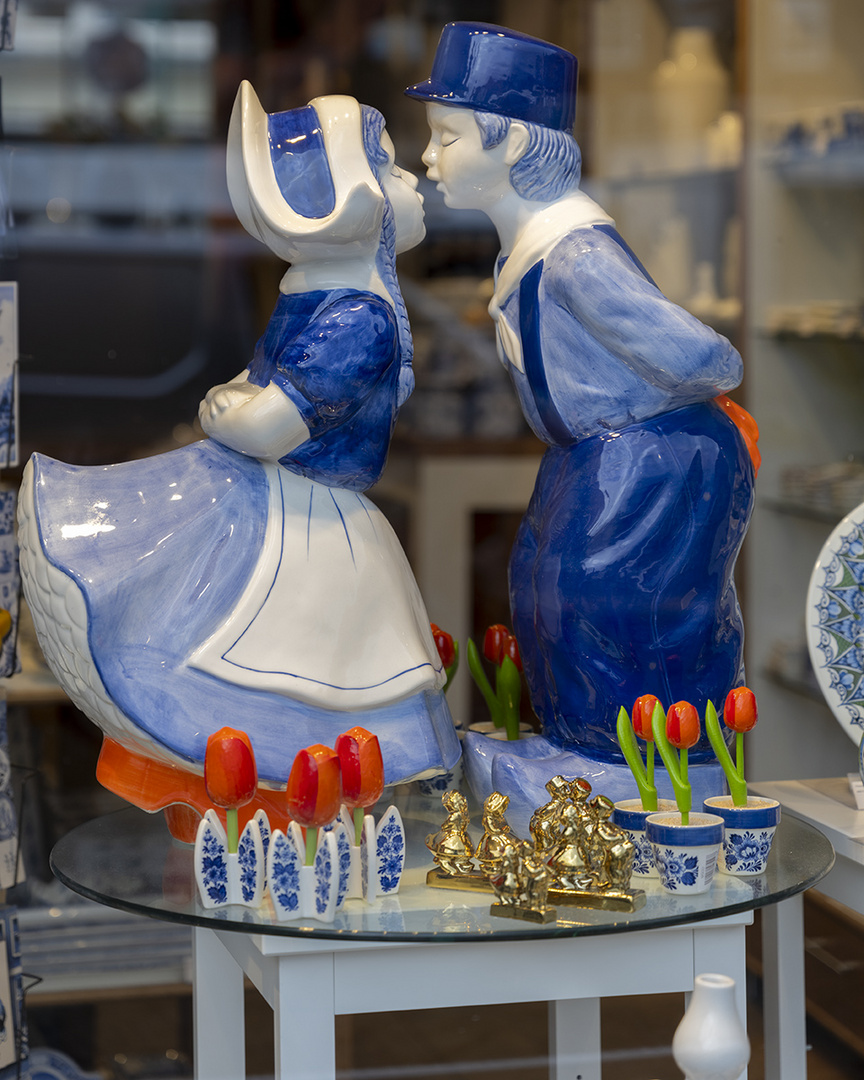 2810TZ küssende Porzellanfiguren in Holland