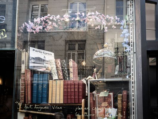 28/52 Vor dem Buchladen