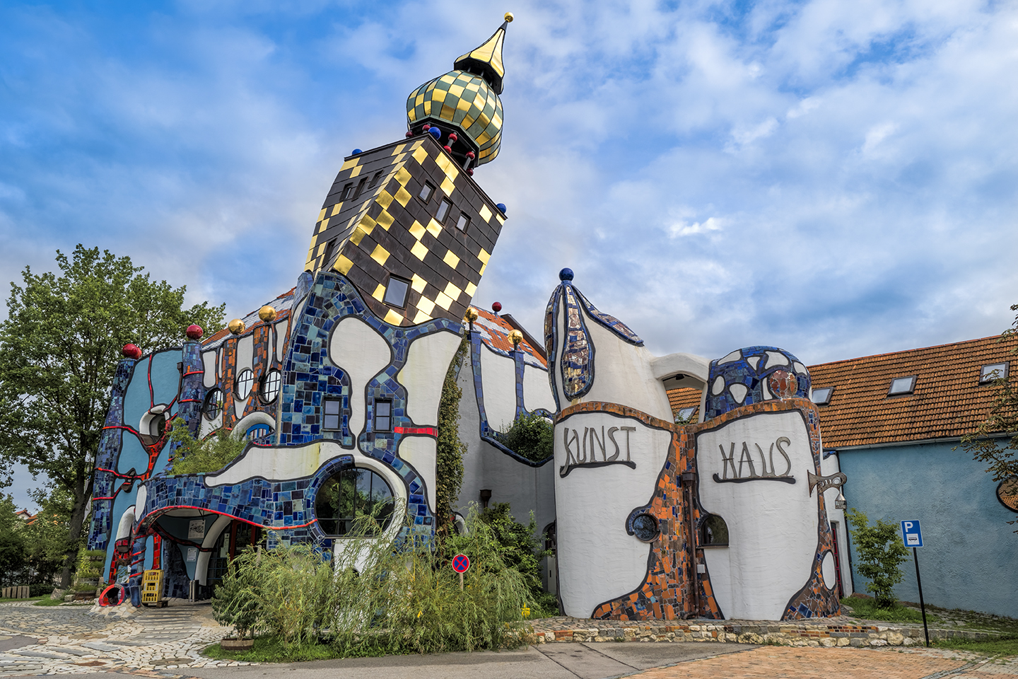 2852SB Hundertwasser Architektur Abensberg Bayern