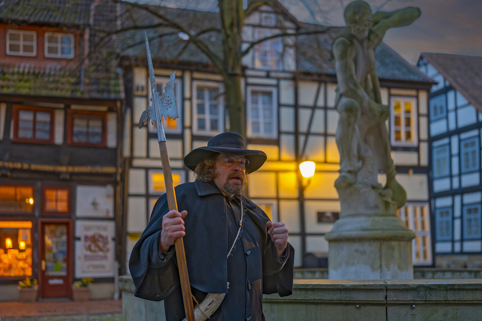 2909UZ  Nachtwächter am Glasbläserbrunnen Kirchplatz Rinteln