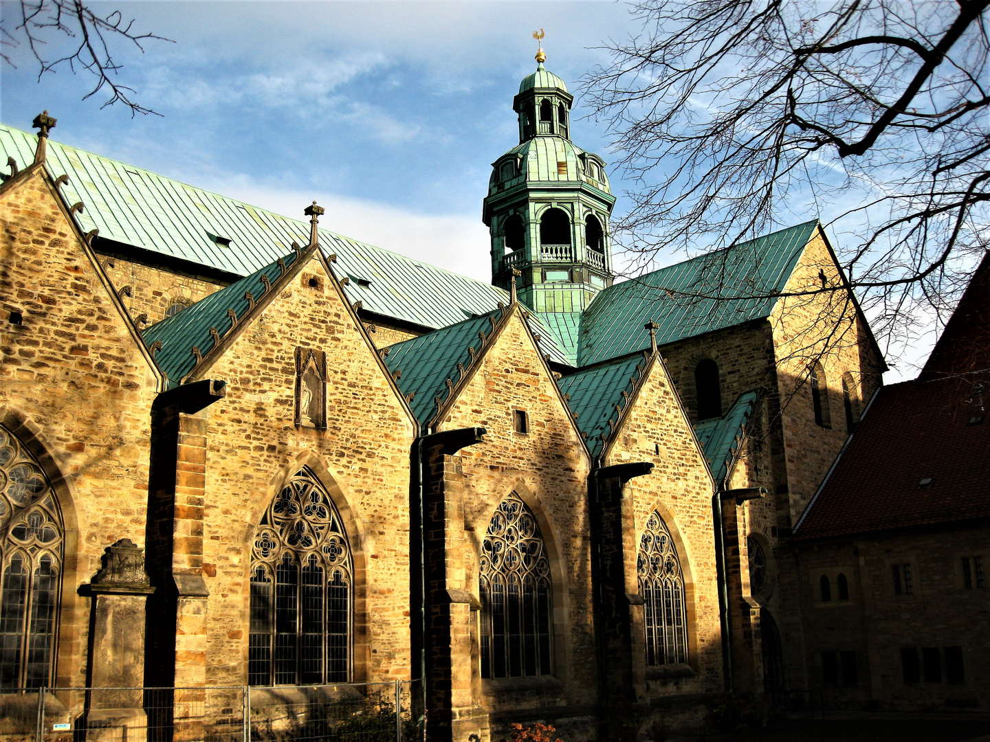 29.11.2009 wie dazumal sieht der Dom zu Hildesheim  (auch Mariendom genannt)wieder aus