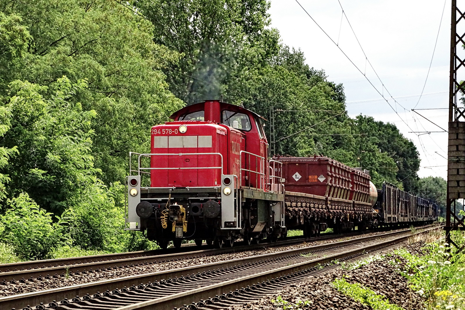 294 578-0 Railion mit einem gem. Güterzug