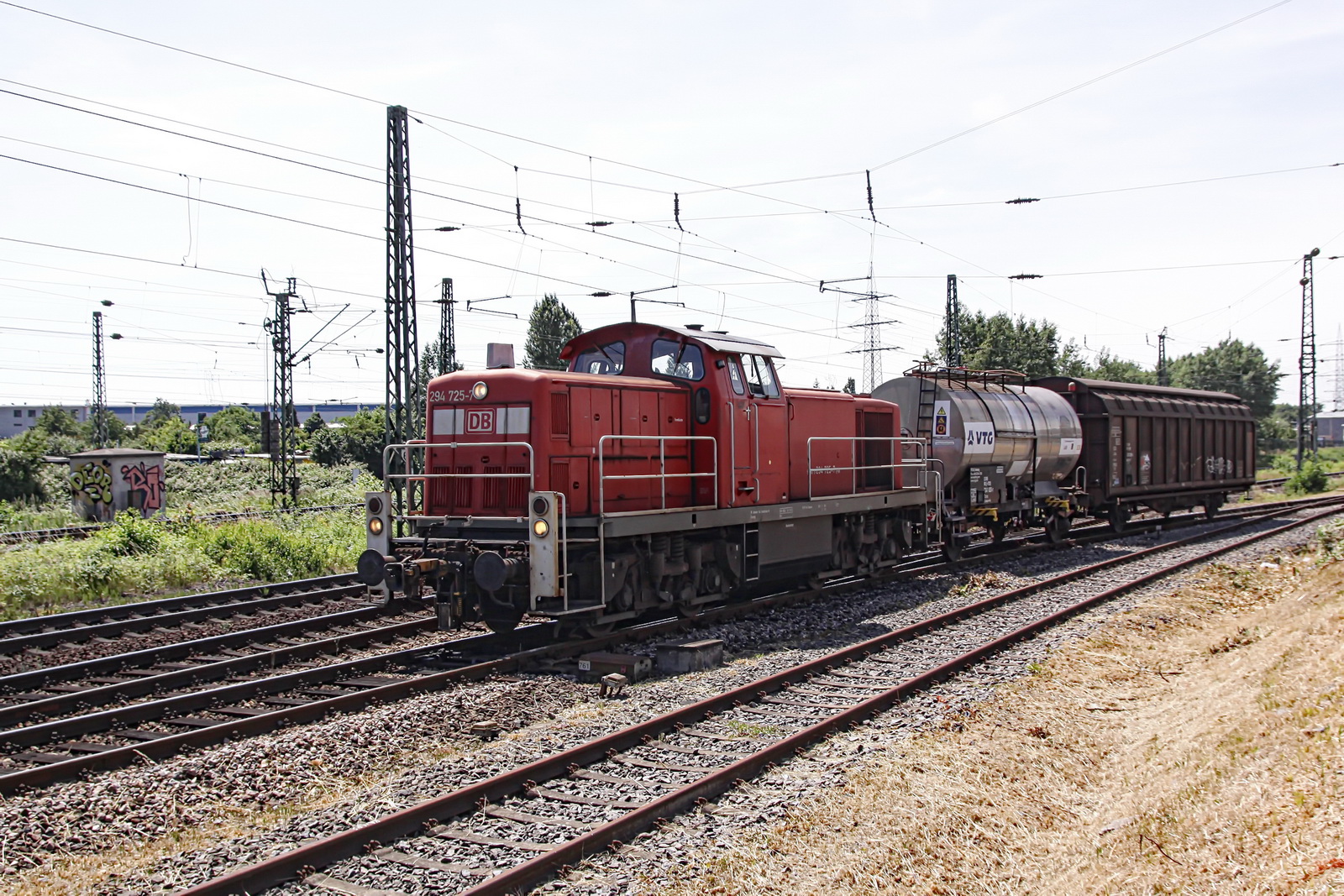 294 725-7 DB mit einem gem. Güterzug