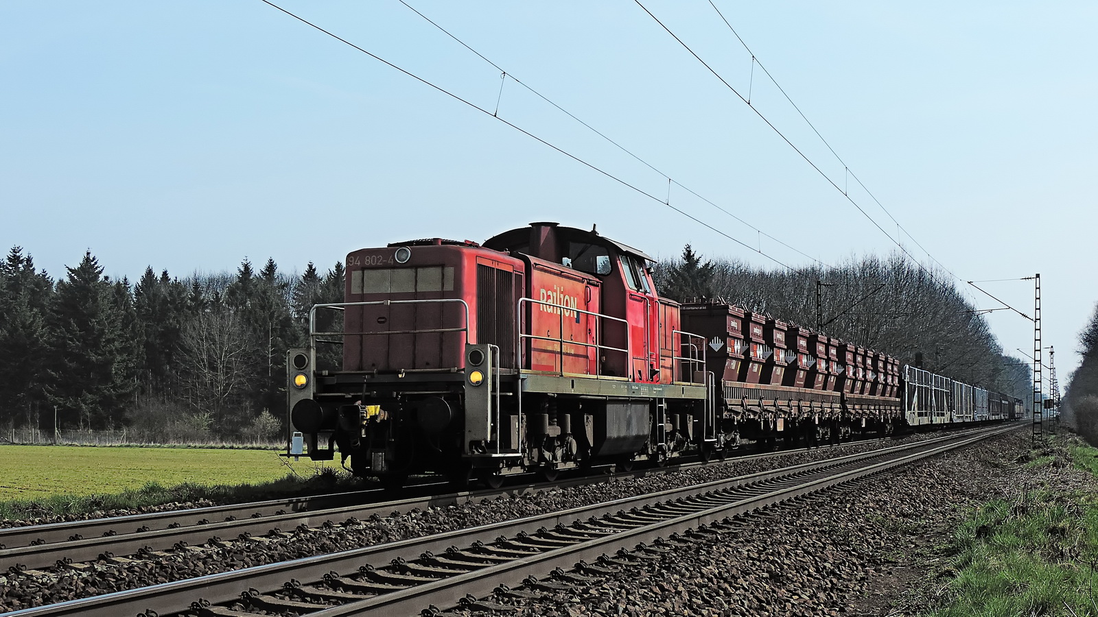 294 802-4 Railion mit einem gem. Güterzug