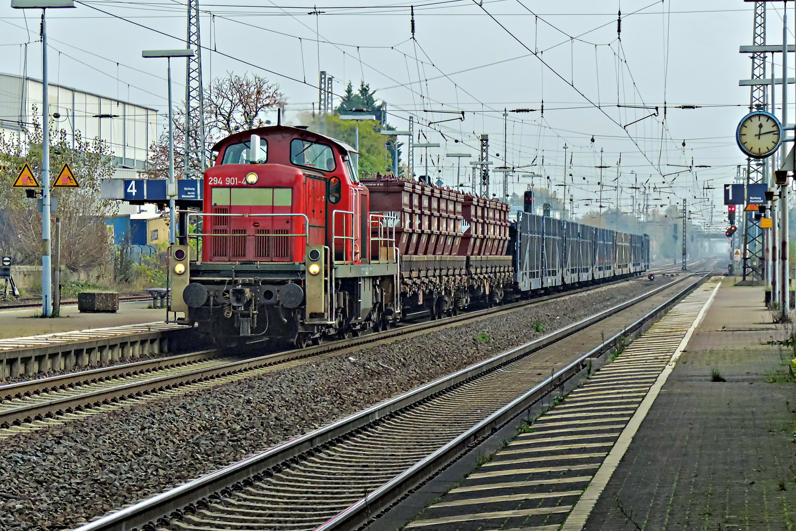 294 901-1 mit einem gem. Güterzug