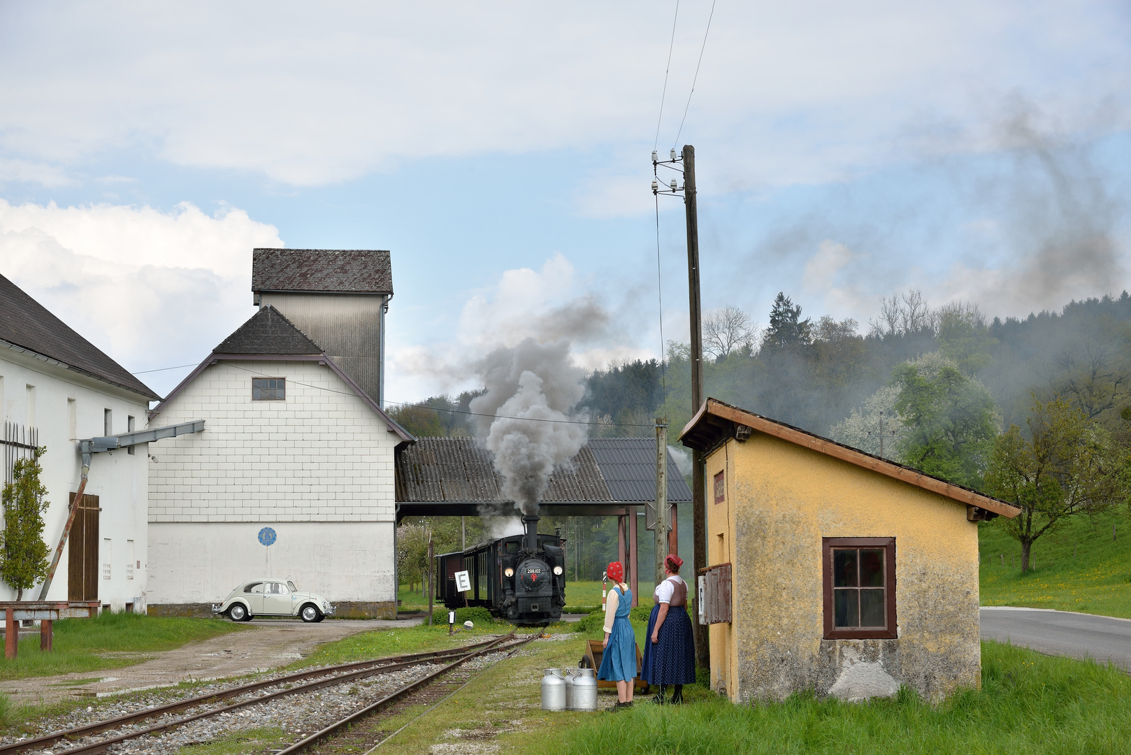 298 102 am 29.04.17 am Bahnhof Sommerhubermühle mit einem Fotozug auf einer tollen Tanago-Tour