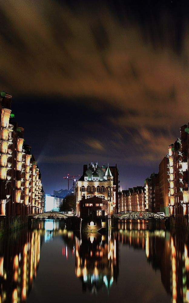 Wasserschloss in der Hamburger Speicherstadt von Mathias Wachtel 